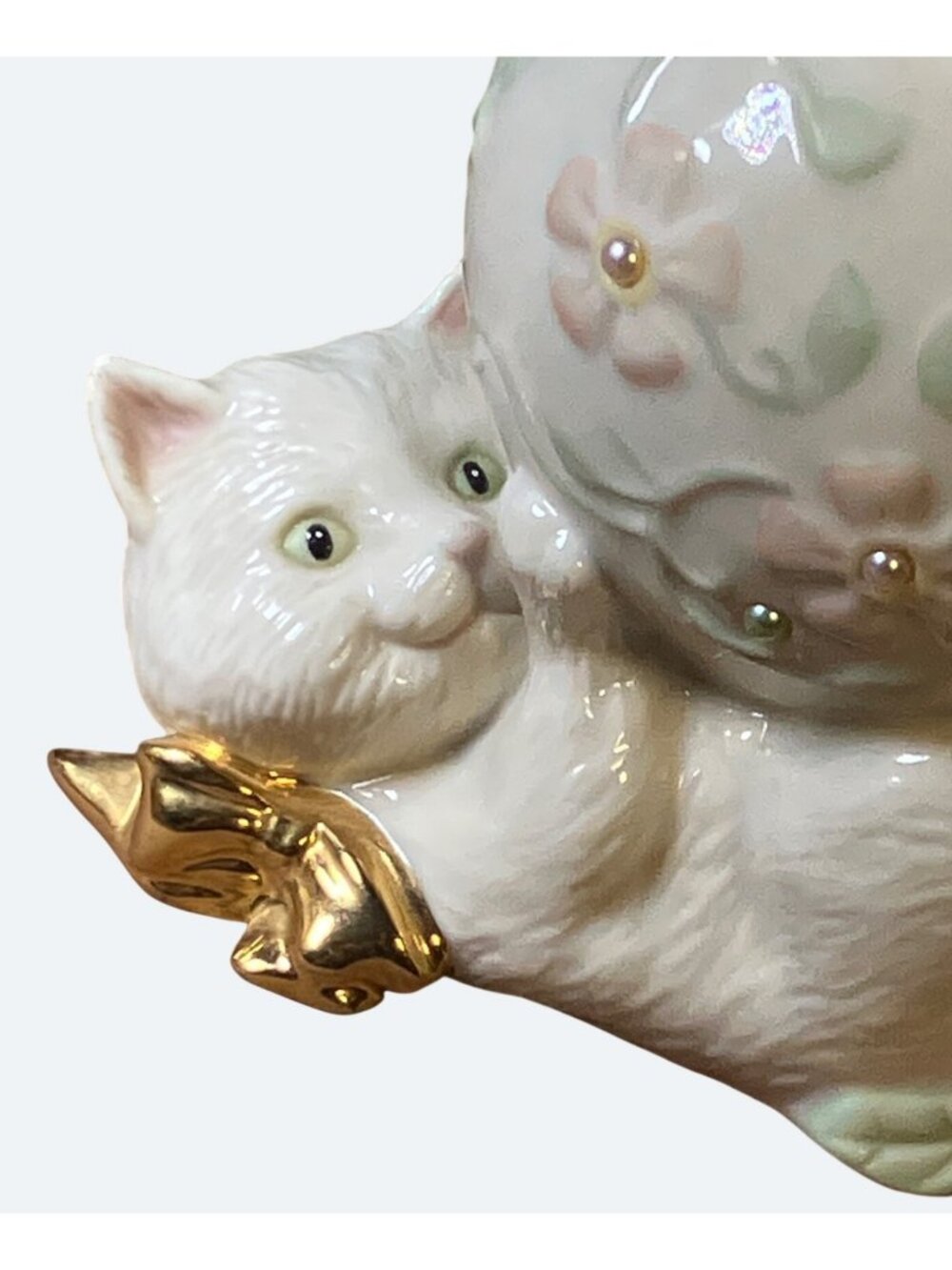 Lenox Petals & Pearls Cat Bud Vase With Floral and Gold Colored Accents - Picture 13 of 16
